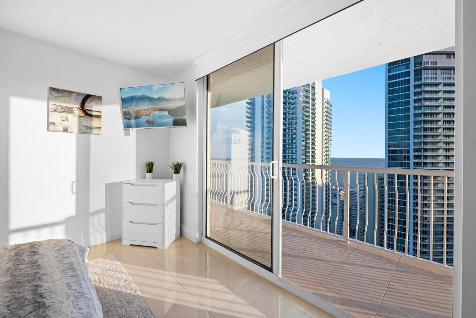 Bnb Hyperion - Luxe 3B Condo W City & Ocean Views マイアミ エクステリア 写真